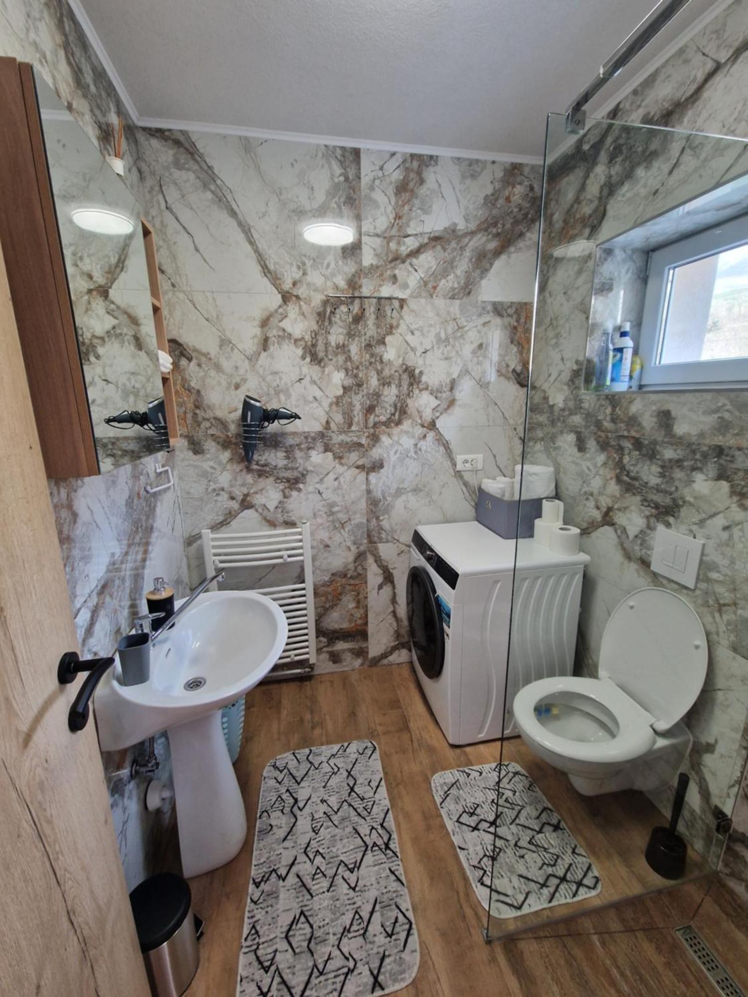 Apartma-Sobe Lejla วิพาวา ภายนอก รูปภาพ